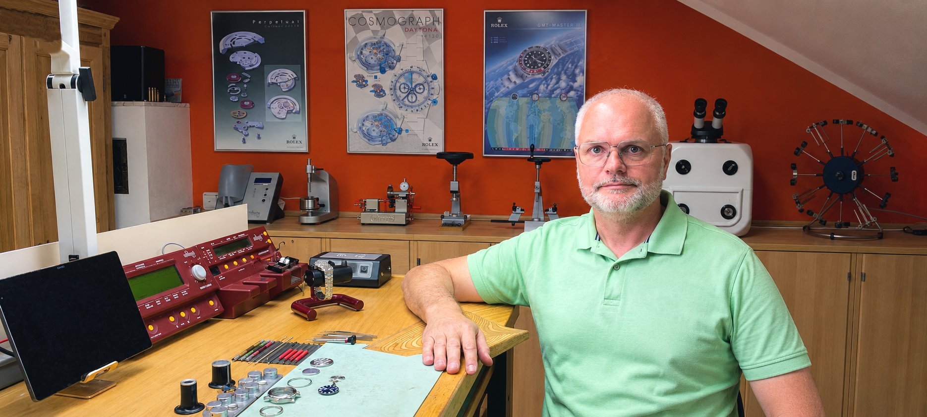 Uhrmachermeister Josef Kolb in seiner Werkstatt bei der Revision von hochwertigen mechanischen Armbanduhren.