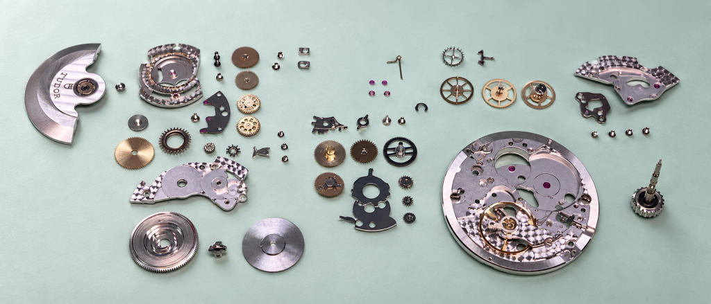 Komplett zerlegtes mechanisches Tudor-Uhrwerk bei der Revision in der Uhrmacherwerkstatt von Uhren-Kolb